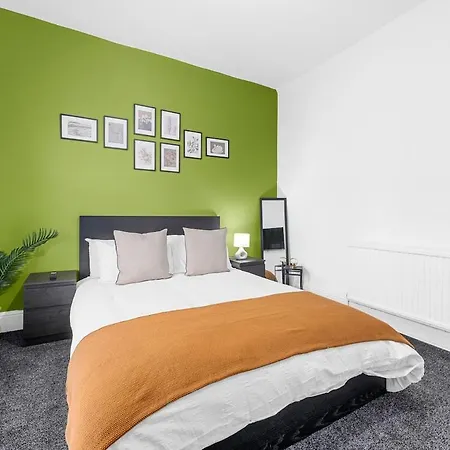بيت للعطل Stylish 2 Bed House In *