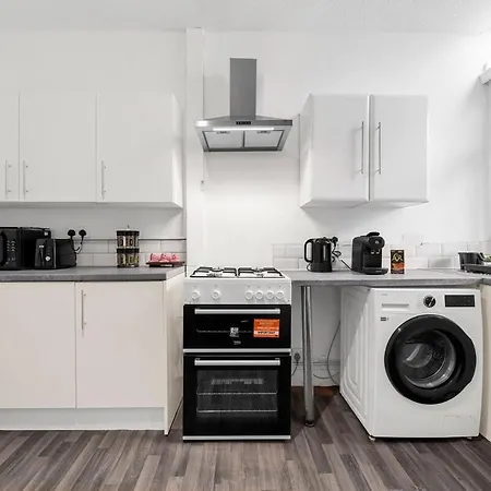 بيت للعطل Stylish 2 Bed House In *