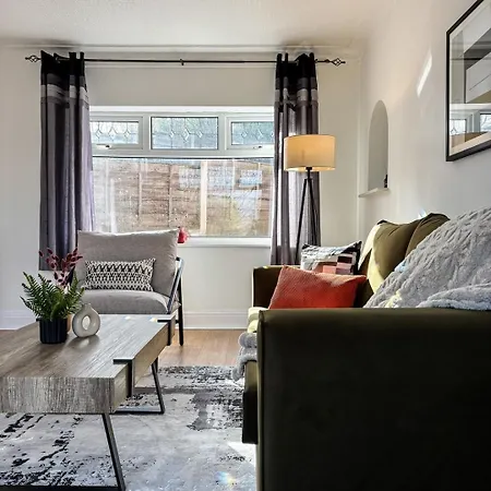 Luxury Entire | Near Centre بيت للعطل