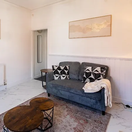 2 Bed House Sleeps 4 Ideal For Contractors Free Parking 10mn To Cc Bed & Breakfast Manchester