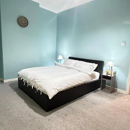 Bright Home, Modern & Spacious بيت للعطل