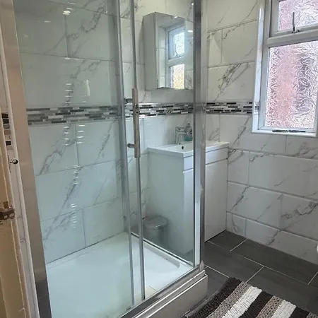 بيت للعطل Bright Home, Modern & Spacious مانشستر