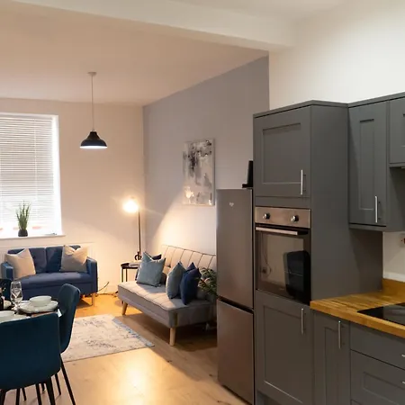 Stylish 3-bed Home, Co-op Live & Etihad Garden, Free Parking And Modern Workplace بيت للعطل *