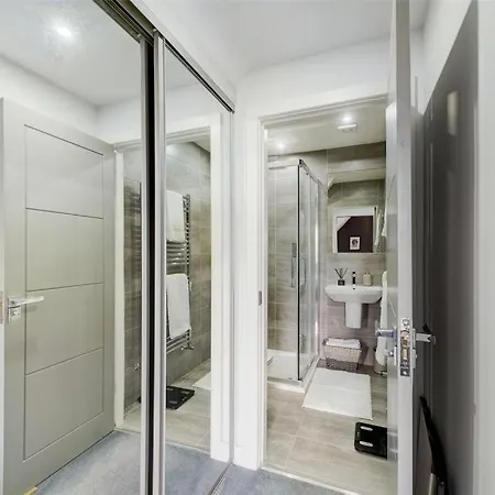 4 Bed House Pet Friendly Free Parking *