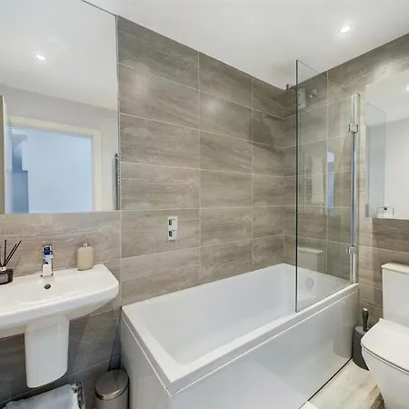 4 Bed House Pet Friendly Free Parking *