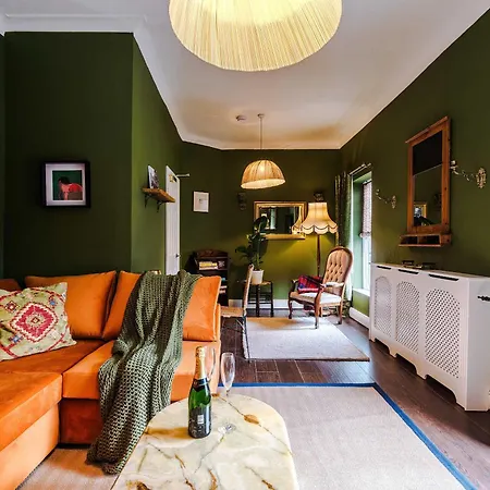 בית נופש Stylish Retro Retreat By 53 Degrees In 4 Bed
