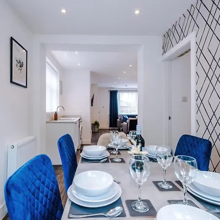 House Sleeps 7 With Garden And Free Parking *