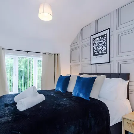 House Sleeps 7 With Garden And Free Parking *