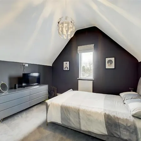 4 Bed House Pet Friendly Free Parking بيت للعطل