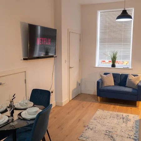 Stylish 3-bed Home, Co-op Live & Etihad Garden, Free Parking And Modern Workplace
