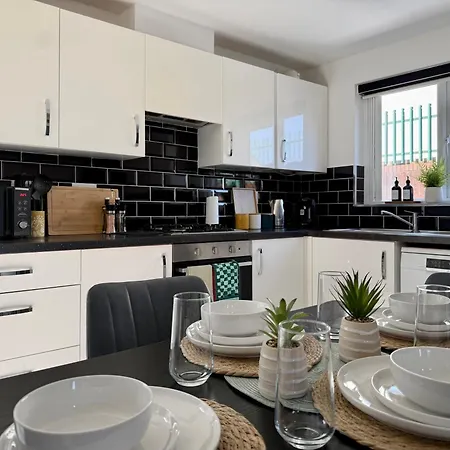 Sanctuary - 3br House With Private Parking