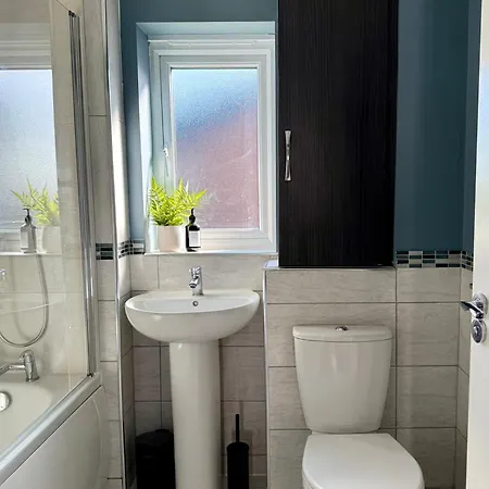 Sanctuary - 3br House With Private Parking Manchester