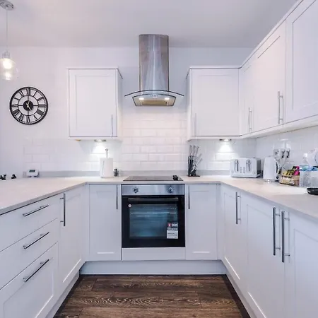 House Sleeps 7 With Garden And Free Parking *