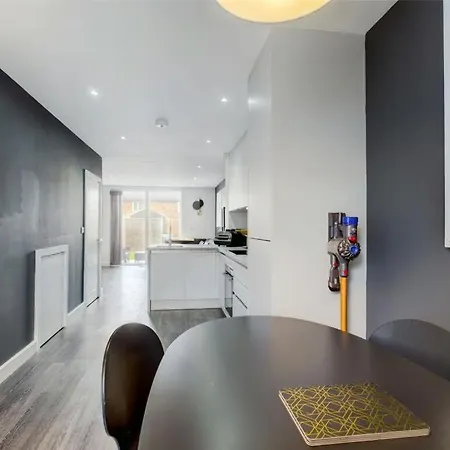 بيت للعطل 4 Bed House Pet Friendly Free Parking