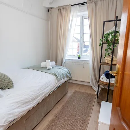3 Bed Near Etihad, Long And Short Term Free Parking And Sleeps 6