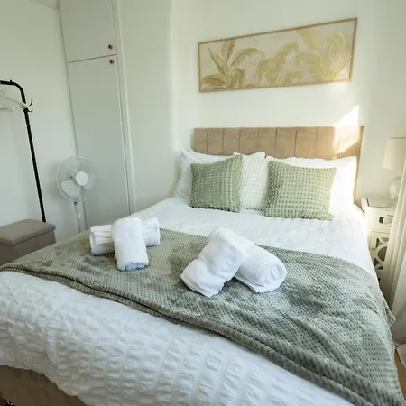 3 Bed Near Etihad, Long And Short Term Free Parking And Sleeps 6 Сasa de vacaciones