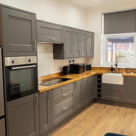 Stylish 3-bed Home, Co-op Live & Etihad Garden, Free Parking And Modern Workplace