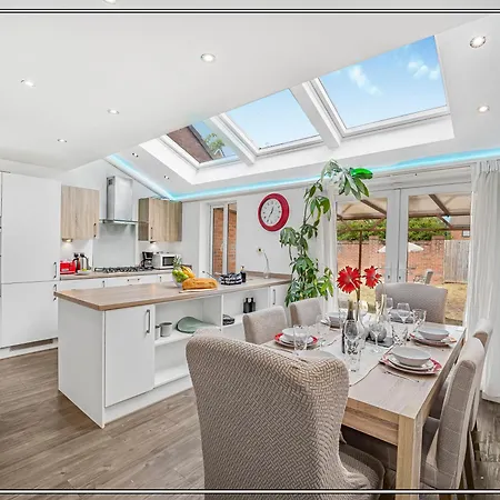 Stylish Riverside 4br With Hot Tub And Free Parking - Sleeps 8 Dom wakacyjny