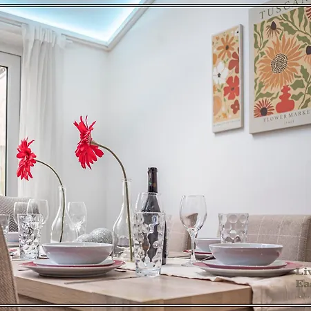 Stylish Riverside 4br With Hot Tub And Free Parking - Sleeps 8 بيت للعطل *