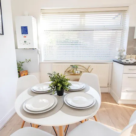 بيت للعطل 3 Bed Near Etihad, Long And Short Term Free Parking And Sleeps 6