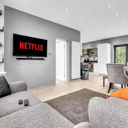 Modern 3 Bed With Large Driveway And Spacious Garden *