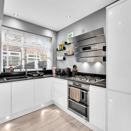 Modern 3 Bed With Large Driveway And Spacious Garden
