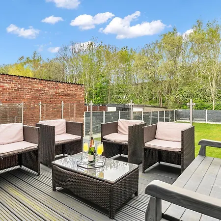 Modern 3 Bed With Large Driveway And Spacious Garden *