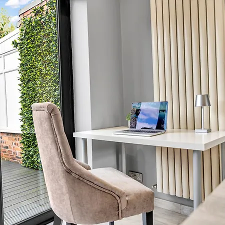 Modern 3 Bed With Large Driveway And Spacious Garden Prázdninový dům *