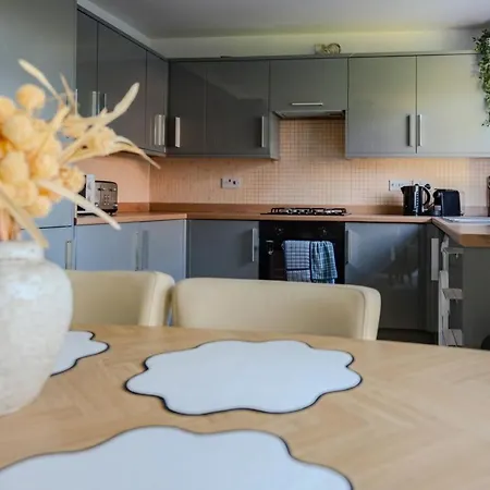 بيت للعطل Stylish 3-bedroom For Groups With Parking, Greater مانشستر