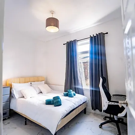 Stylish 2bdr 10m To Centre Free Parking *