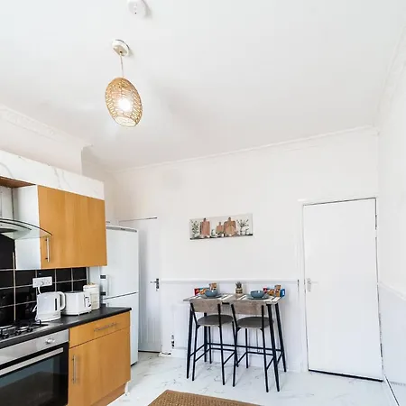 Stylish 2bdr 10m To Centre Free Parking
