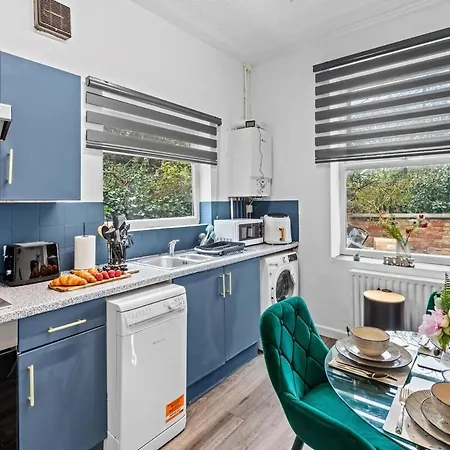 בית נופש Winsick Residences Fallowfield Up To 11 Guests