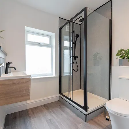 Stylish Comfort Retreat - Salford - Sleeps 8 *