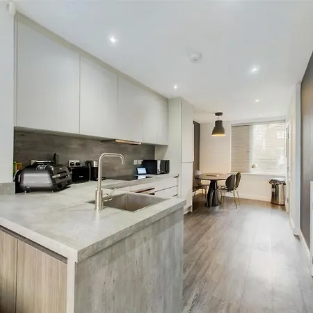 4 Bed House Pet Friendly Free Parking مانشستر