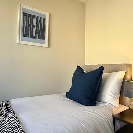 Sanctuary - 3br House With Private Parking