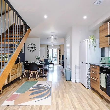 Modern 2 Bed By 53 Degrees With Parking & Garden *
