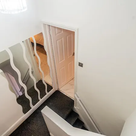 Bed & Breakfast 2 Bed House Sleeps 4 Ideal For Contractors Free Parking 10mn To Cc