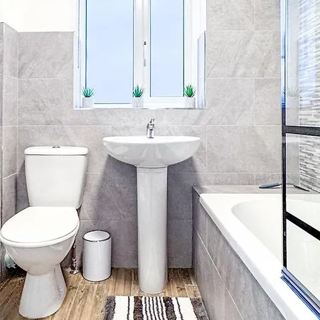 2bdr House 4 Beds & Sofa With 3 Tvs Netflix Ps4 Free Parking Near Mcr Ao Arena * Manchester
