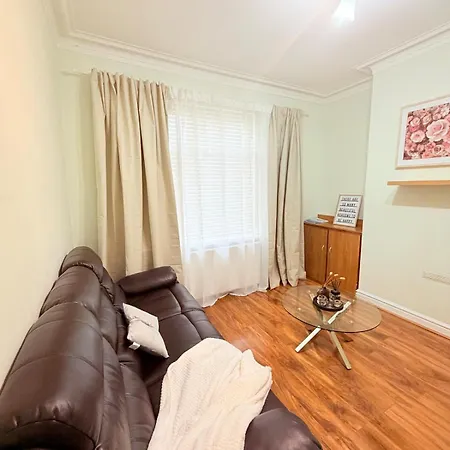 بيت للعطل Bright Home, Modern & Spacious مانشستر