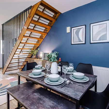 Modern 2 Bed By 53 Degrees With Parking & Garden *