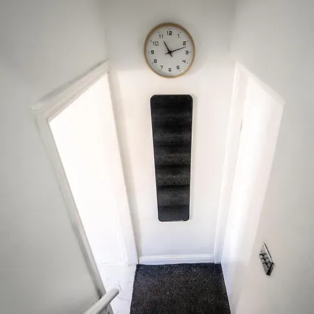 2 Bed House Sleeps 4 Ideal For Contractors Free Parking 10mn To Cc * Manchester