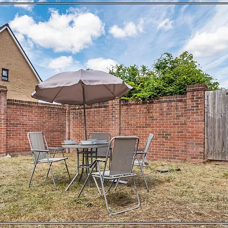 Stylish Riverside 4br With Hot Tub And Free Parking - Sleeps 8 *
