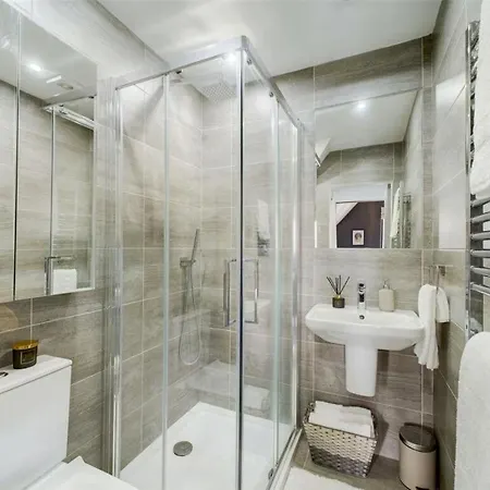 Tatil Evi Ultra Modern 4 Bed Town House In South Manchester Ideal For Groups With Free Parking *