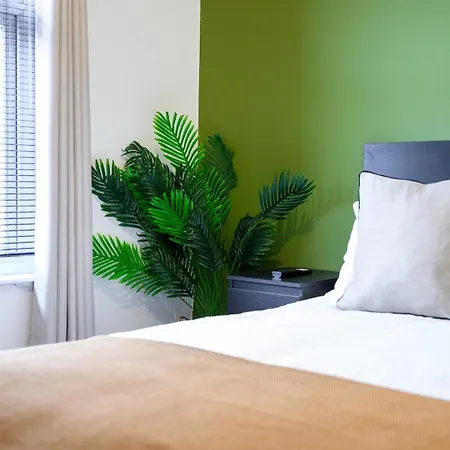 Stylish 2 Bed House In Manchester