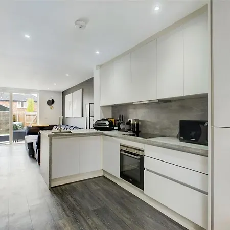 Ultra Modern 4 Bed Town House In South Manchester Ideal For Groups With Free Parking Manchester