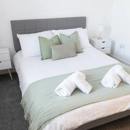 Stylish 3-bed Home, Co-op Live & Etihad Garden, Free Parking And Modern Workplace بيت للعطل مانشستر