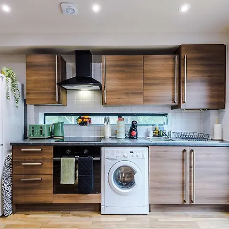 Modern 2 Bed By 53 Degrees With Parking & Garden