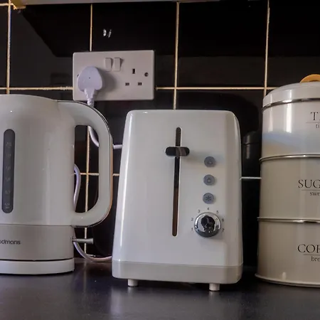 Bed & Breakfast 2 Bed House Sleeps 4 Ideal For Contractors Free Parking 10mn To Cc *