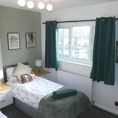 2bdr House 4 Beds & Sofa With 3 Tvs Netflix Ps4 Free Parking Near Mcr Ao Arena Manchester