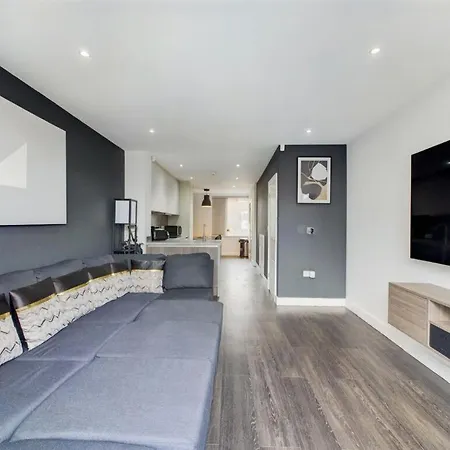 4 Bed House Pet Friendly Free Parking بيت للعطل